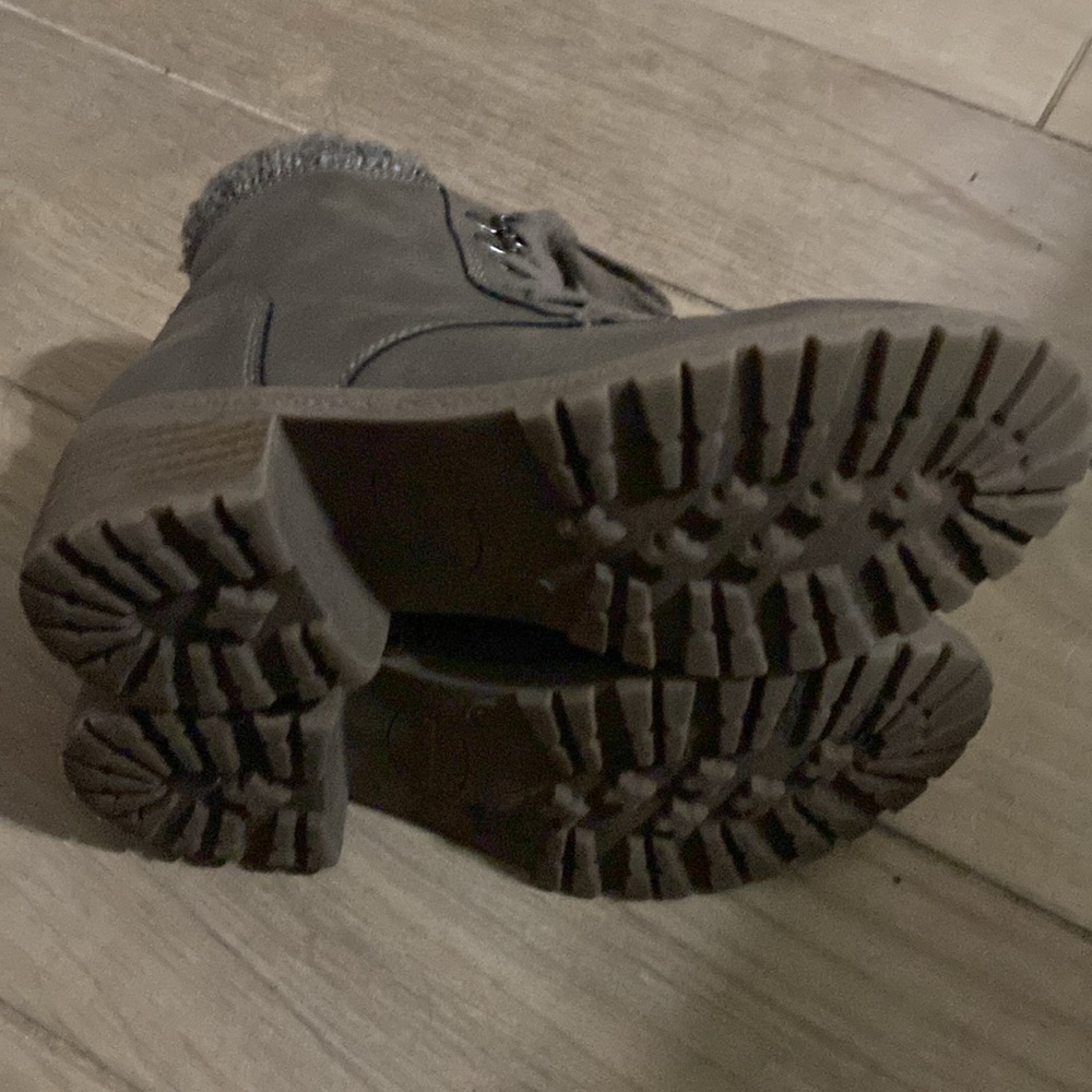 Girl’s Boots - Picture 3 of 4